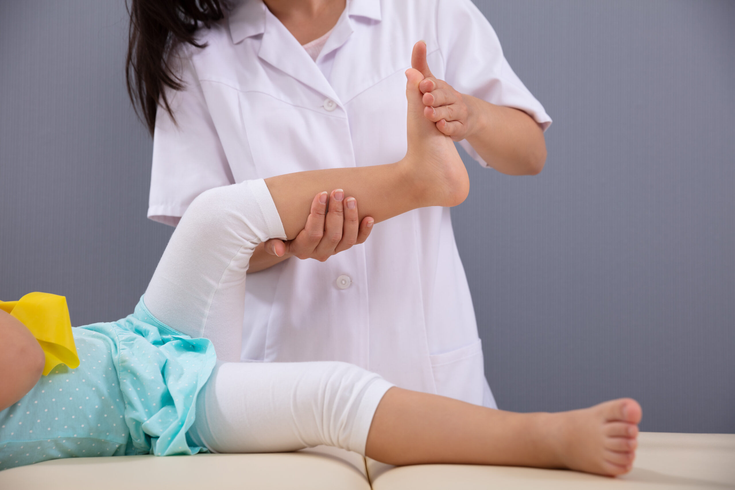Close-up,Of,A,Female,Physiotherapist,Massaging,Patient,Girl's,Foot